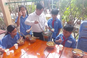 Hiệu trưởng công khai số điện thoại, email để phụ huynh tiện phản ánh