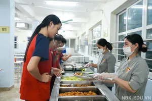 Nhiều trường ở Hà Nội cho học sinh ở lại qua đêm vì mưa bão