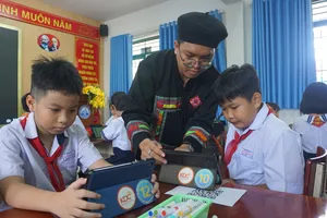 TP.HCM: Học sinh hào hứng trải nghiệm triển lãm ảo trong tiết học mở