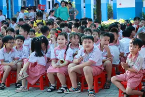 Nhiều trường tại TP.HCM cho học sinh tan học sớm tránh triều cường và bão số 13