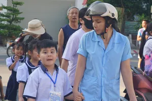 Phụ huynh băn khoăn trước quy định phạt ép con học tập quá sức