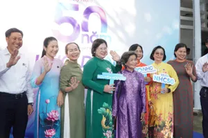  Xúc động lễ kỷ niệm 50 năm Trường THPT Nguyễn Hữu Cầu