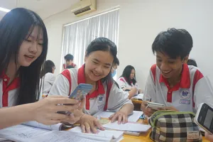 Trường học gấp rút hoàn trả tiền BHYT cho học sinh