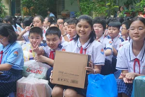 Học sinh mang gạo, mì đến trường ủng hộ đồng bào miền Trung 