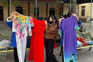 Cô giáo Nghệ An quyên góp áo dài, đồ công sở cho đồng nghiệp vùng lũ ở Đắk Lắk