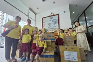 Trẻ mầm non TP.HCM gói gém yêu thương gửi các bạn vùng lũ
