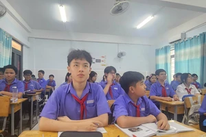 Phiếu thu tiền học chỉ 10.000 đồng/tháng tại 1 trường THCS ở TP.HCM