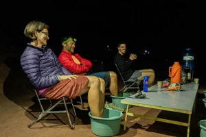 Ngâm chân thảo dược nóng giúp du khách phục hồi nhanh chóng sau ngày dài vận động. Ảnh: CTV