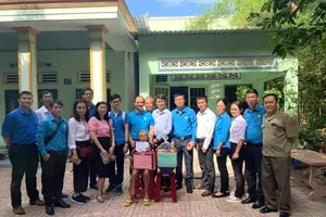 Cụm thi đua 4 CĐVC TP.HCM thăm, tặng quà mẹ Việt Nam anh hùng