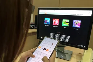 Đánh bài online có thể "mê hoặc" bất kỳ ai. Ảnh: Nguyễn Chính