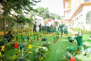 Chùm ảnh: Bé làm chiến sĩ tí hon