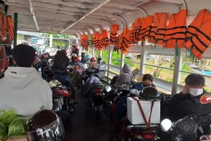 Mối nguy từ việc người dân không mặc áo phao khi đi phà 