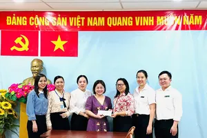 Đảng viên, công chức TAND quận 1 hỗ trợ các gia đình trong vụ cháy ở Trần Đình Xu