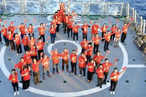 Cảm xúc đặc biệt của kiều bào tham gia diễu hành mừng đại lễ 30-4