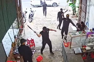 Nhóm người mặc đồ đen đập phá quán phở ở Đắk Lắk có dấu hiệu phạm tội gì?