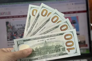 Mua bán đôla ở tiệm vàng, lưu ý để không bị phạt
