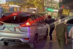 Vụ nôn ói trên xe rồi hành hung tài xế: Có dấu hiệu của tội gây rối trật tự công cộng