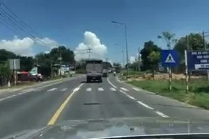 Chạy xe 'rùa bò' trên quốc lộ bị xử phạt như thế nào?