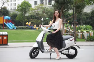 Ở đô thị nên lựa chọn xe máy điện hay xe máy xăng?