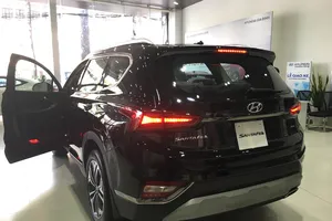 Mở cửa ô tô tưởng dễ mà khó