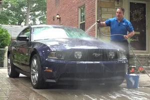 Vệ sinh xe hơi như thế nào để không bị hao mòn màu sơn