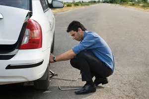 Làm gì khi ô tô bị xịt lốp giữa đường?