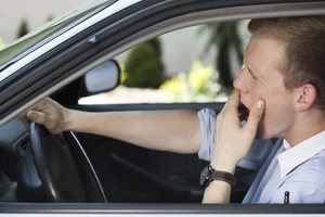 Bỏ túi những cách chống buồn ngủ khi lái xe đi chơi tết