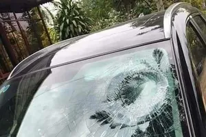 Xử lý ra sao khi kính lái ô tô bị rạn nứt?