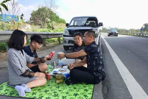 Hàng loạt vụ ăn uống trên cao tốc, hình phạt có đủ răn đe?