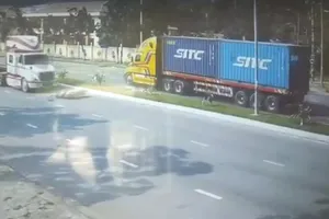 Quên rẽ phải, tài xế bất ngờ tông thẳng vào gầm Container