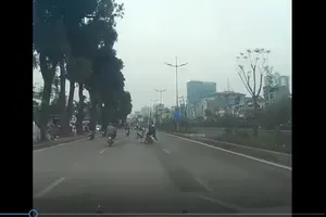 Không làm chủ tốc độ, xe máy va vào phụ nữ bế con nhỏ