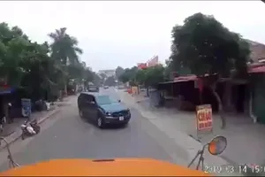 Mất tay lái, xe bán tải va quẹt xe container ngược chiều