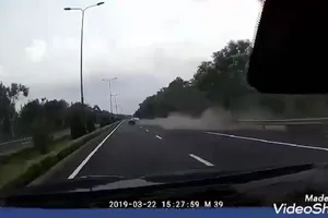 Lao qua làn ngược chiều, Mecerdes đâm nát xe 7 chỗ