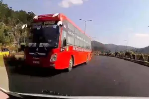 Xe khách đi ngược chiều trên cao tốc Liên Khương - Đà Lạt