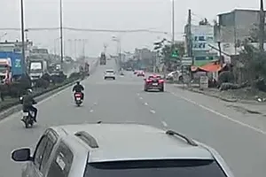 'Xe điên' chắn đường người tham gia giao thông