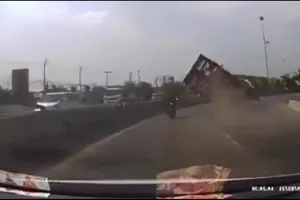 Container đi tốc độ cao bị lật khi vào cua