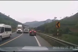 Container lấn làn ngược chiều khi vào đoạn đường gấp khúc