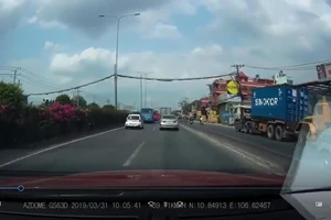 Suýt mất mạng vì ngã người qua con lươn trên quốc lộ