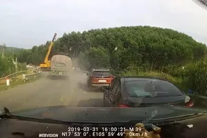 Va chạm của ô tô tải khiến xe cẩu hư hại nặng