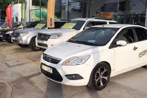 Chủ xe ô tô cũ ngậm ngùi nhìn xe mới giảm giá hàng loạt