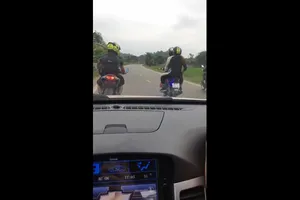 Đoàn phượt thủ dàn hàng ngang, chắn đường ô tô 