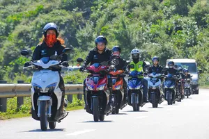 Làm gì để giữ an toàn khi đổ đèo bằng xe máy tay ga?