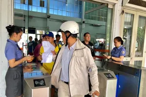 Sân bay và ga tàu đông kín trong ngày đầu nghỉ lễ