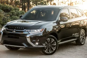 Bảng giá Mitsubishi tháng 5: Outlander giảm giá bất ngờ