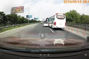 Hyundai Grand i10 bất ngờ ép đầu xe khách cùng chiều