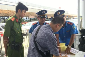 Phạt xe hợp đồng không gắn phù hiệu chở khách vào Tân Sơn Nhất
