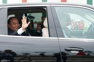 Thủ tướng trải nghiệm ô tô VinFast do Chủ tịch Vượng cầm lái 