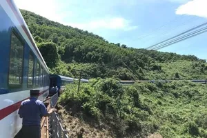 Tàu SE3 trật đường ray tại Lăng Cô(Huế) ngày 29-6. Ảnh:Hoài An.