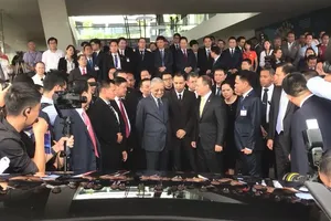 Thủ tướng Malaysia tự cầm lái chiếc xe Việt VinFast Lux SA2.0