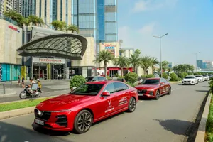 Diễu hành từ Landmark 81, dàn VinFast Lux tạo sức hút cực lớn 